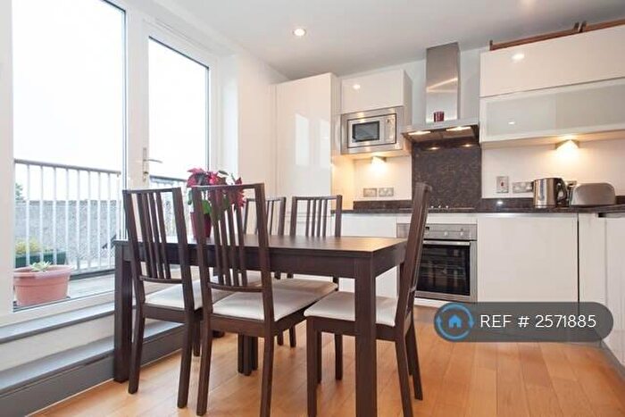 3 Bedroom Flat To Rent In Trinity Mews, London, E1