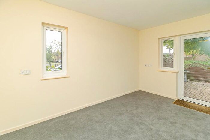 2 Bedroom Bungalow For Sale In Knowles Green, Bletchley, Milton Keynes, Buckinghamshire, MK2