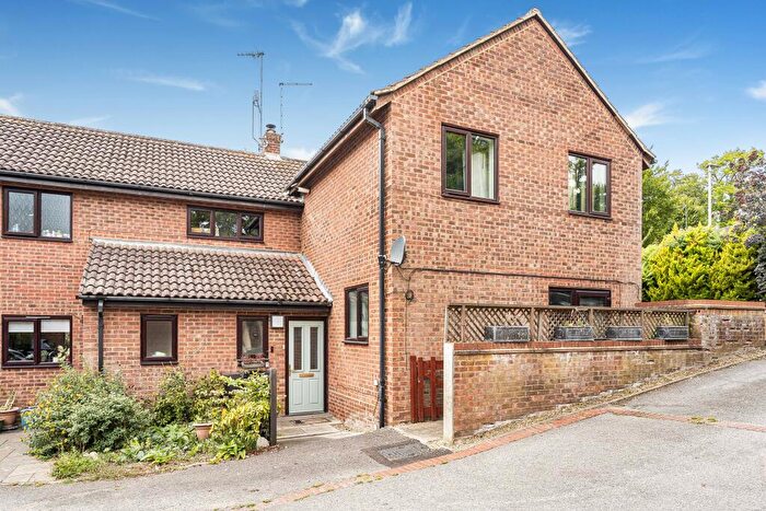 2 Bedroom Maisonette For Sale In Oak Piece, Welwyn, Hertfordshire, AL6