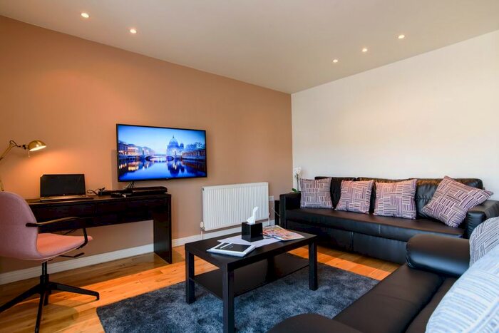 2 Bedroom Flat To Rent In Oakfield Street, Cardiff, CF24