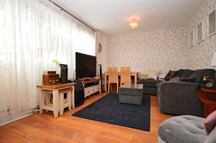 3 Bedroom Maisonette To Rent In Lipton Road, Shadwell, E1
