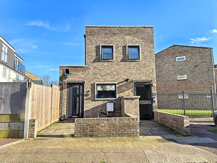 2 Bedroom Detached House For Sale In Chatsworth Road, London, E15