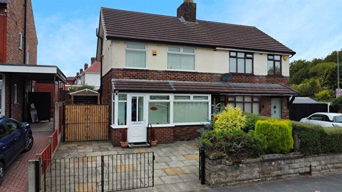 3 Bedroom Semi-detached House For Sale In Carr Mill Road, St Helens, WA11