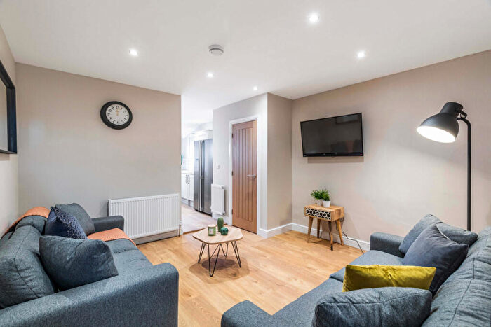 6 Bedroom House To Rent In Hartley Grove, Leeds, LS6