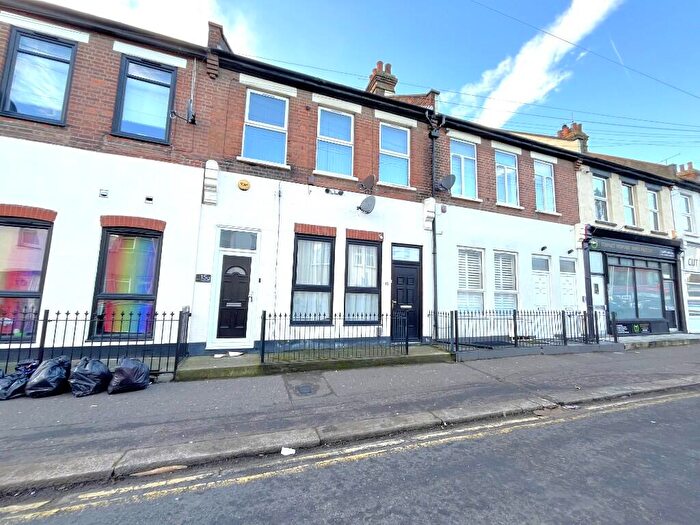 2 Bedroom Maisonette To Rent In Chase Road, Southend-On-Sea, Essex, SS1