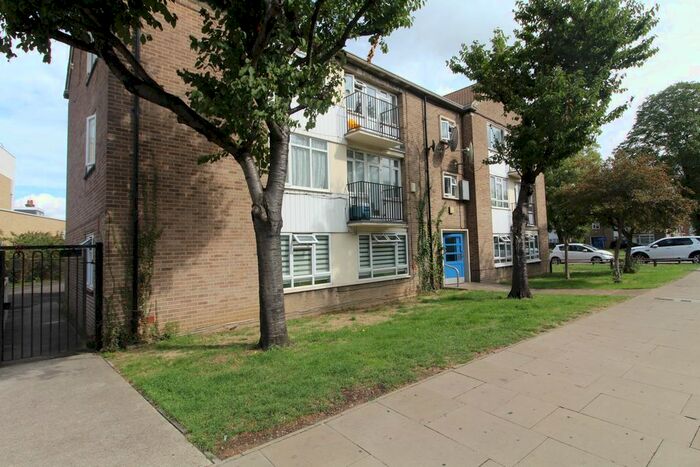 3 Bedroom Flat To Rent In Ordnance Road, Enfield, EN3
