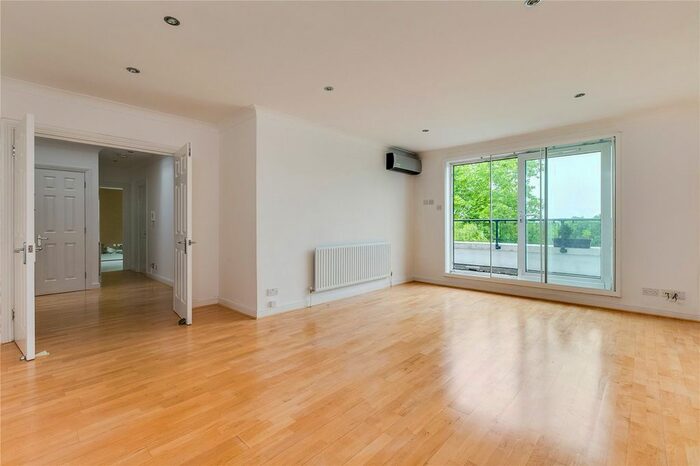 2 Bedroom Flat To Rent In Chatsworth Lodge, Bourne Place, London W4
