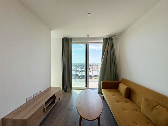 Apartment To Rent In Waterview House, Grand Union, HA0