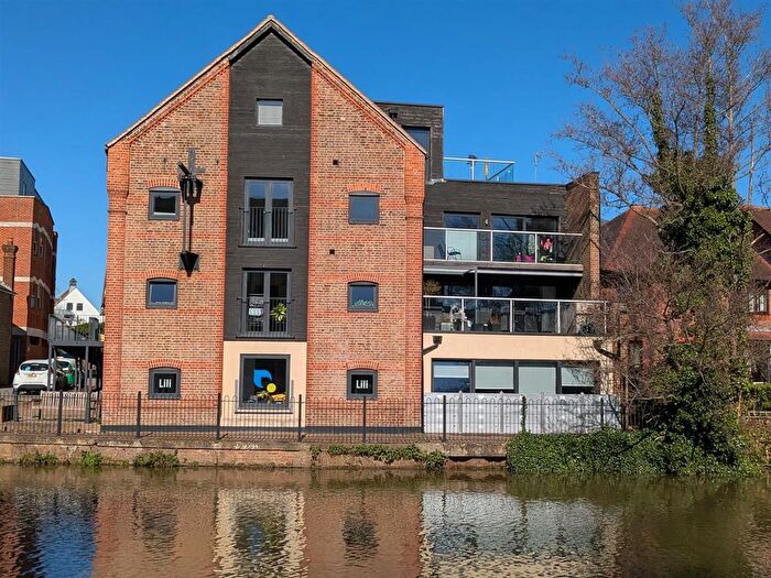 2 Bedroom Flat For Sale In Lyons Crescent, Tonbridge, TN9