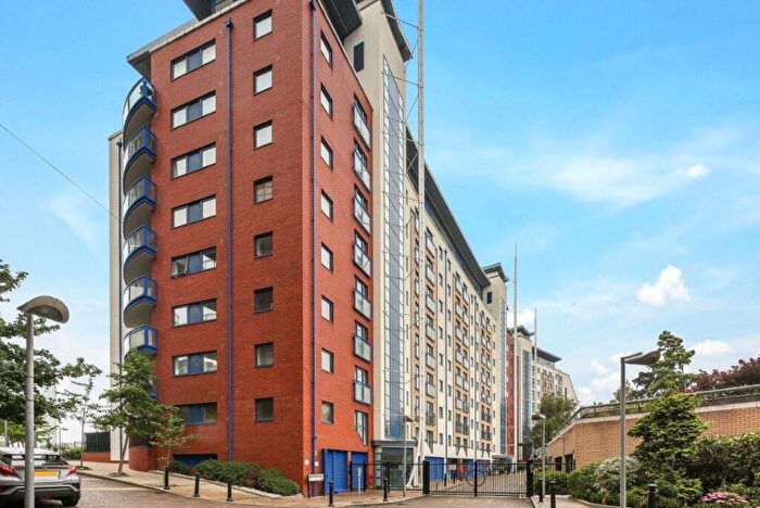 2 Bedroom Flat To Rent In Apollo Building, Newton Place, London, E14