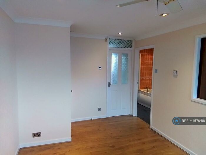 1 Bedroom Flat To Rent In Duffins Close, Rochdale, OL12