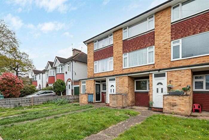2 Bedroom Maisonette For Sale In Cressingham Grove, Sutton, SM1