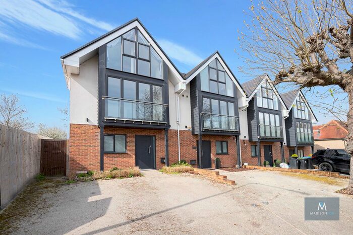 4 Bedroom Terraced House To Rent In Hainault Road, Chigwell, Essex, IG7