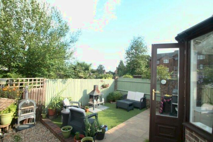 1 Bedroom Flat To Rent In Brighton Road, Redhill, RH1