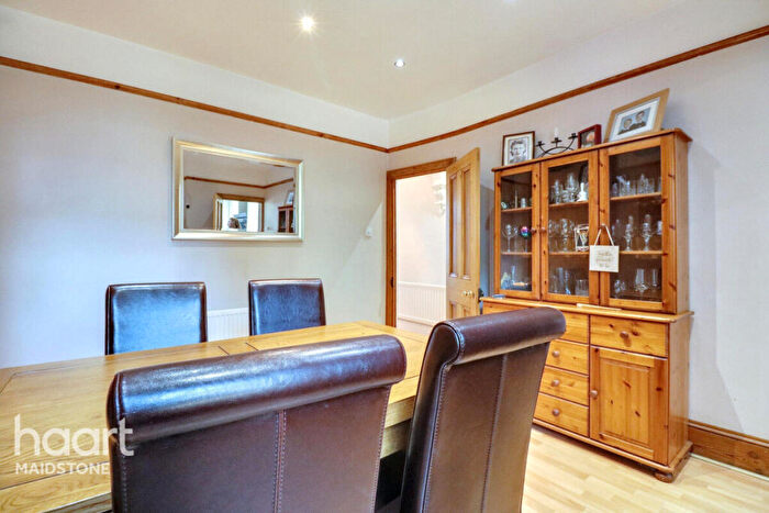 3 Bedroom Semi-Detached House For Sale In Barton Road, Maidstone, ME15