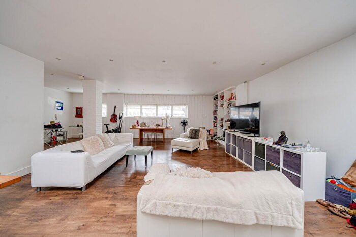 3 Bedroom Mews For Sale In The Oasis, Harlesden Road, London, NW10