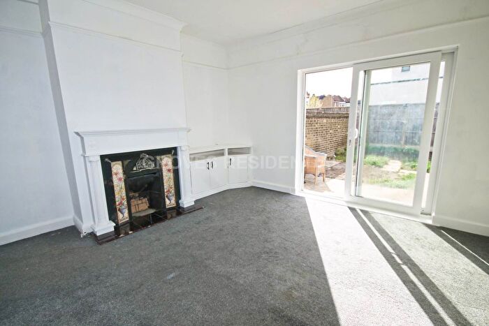 1 Bedroom Flat To Rent In Dukes Avenue, New Malden, KT3