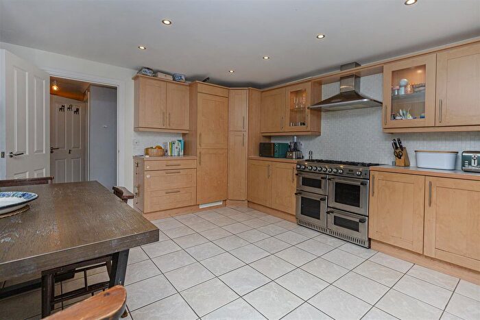 4 Bedroom Town House To Rent In Birchwood Close, Lindley, Huddersfield, HD3