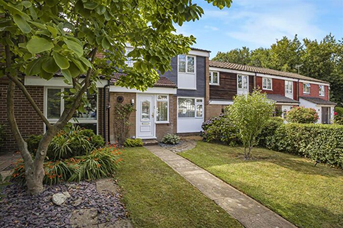 3 Bedroom Terraced House For Sale In Chestnut Lane, Vigo, DA13