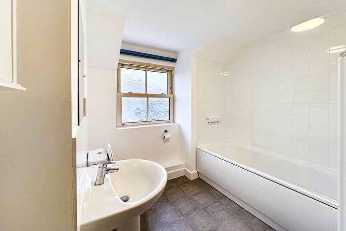 2 Bedroom Flat For Sale In Flanders Close, Bicester, OX26