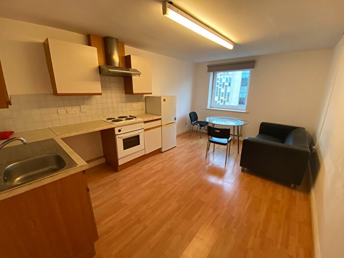 2 Bedroom Flat To Rent In Flat, Clarendon Road, Leeds, LS2