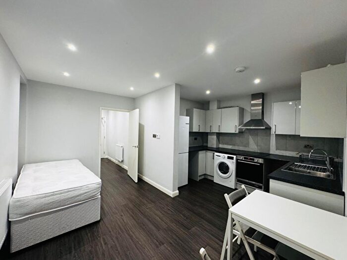 1 Bedroom Flat To Rent In Hassop Road, London, NW2