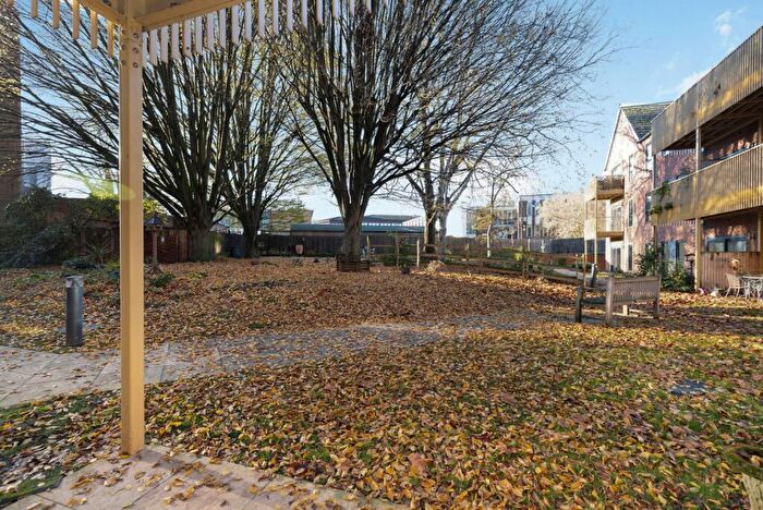 2 Bedroom Flat For Sale In Bath Road, Banbury, Oxfordshire, OX16