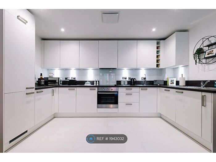 2 Bedroom Flat To Rent In Crowthorne Road, Bracknell, RG12