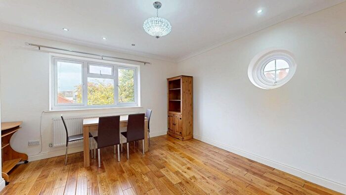 2 Bedroom Flat To Rent In Creswick Road, Acton, W3