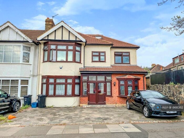 6 Bedroom Semi-Detached House To Rent In The Drive, Ilford, IG1