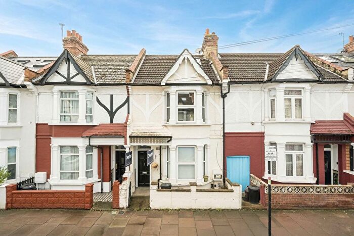 3 Bedroom Flat To Rent In Valnay Street, Tooting, SW17