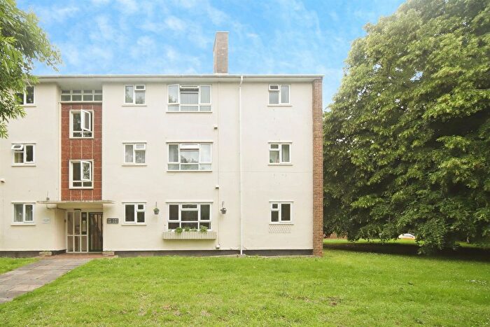2 Bedroom Flat For Sale In Eastwick Road, Taunton, TA2
