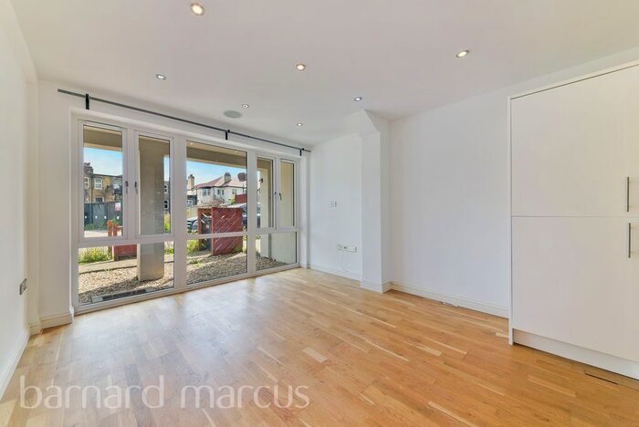 2 Bedroom Maisonette To Rent In Haling Down Passage, Sanderstead, South Croydon, CR2