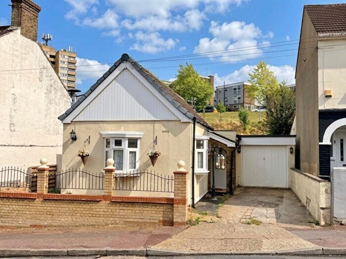 2 Bedroom Bungalow For Sale In Castle Road, Chatham, ME4