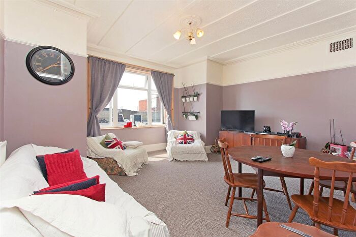 3 Bedroom Flat For Sale In Hopton Road, Streatham, SW16