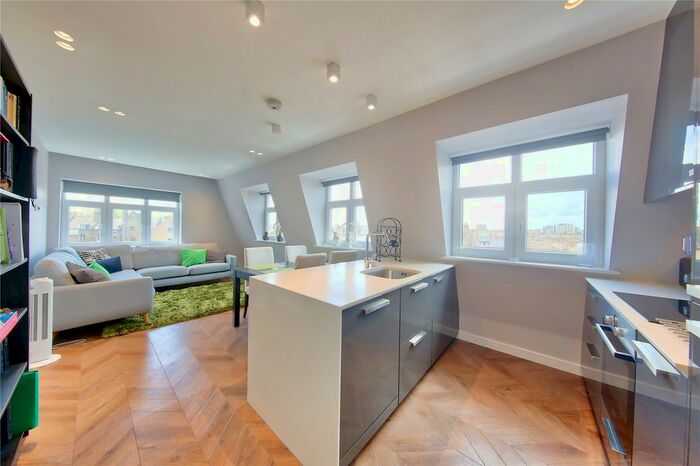 2 Bedroom Flat To Rent In Heather Close, London, SW8