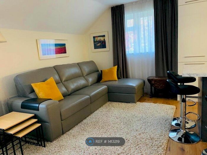 2 Bedroom Flat To Rent In The Dell, At Albans, AL3