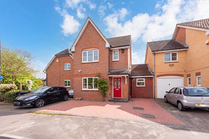 3 Bedroom Link Detached House For Sale In Moor Furlong, Cippenham, SL1