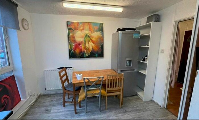 2 Bedroom Flat To Rent In St. Peter's Close, London E2