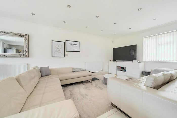 3 Bedroom Detached House To Rent In Sunbury, Sunbury On Thames, TW14