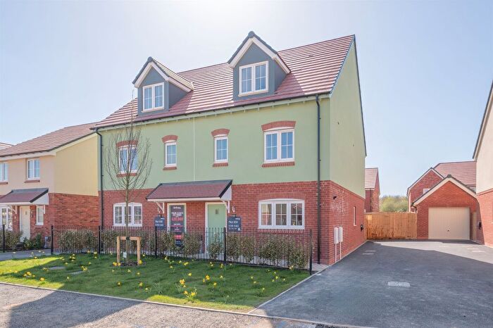 4 Bedroom Semi Detached House For Sale In Stoke Albany Road, Desborough, Kettering, NN14