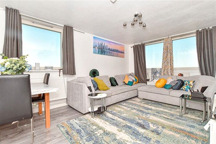 2 Bedroom Flat For Sale In Harts Lane, Barking, Essex, IG11