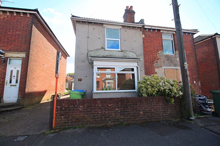 3 Bedroom Semi Detached House For Sale In Macnaghten Road, Southampton, SO18
