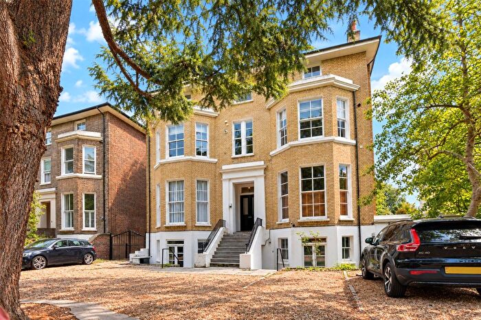 2 Bedroom Flat For Sale In St Johns Park, Blackheath, London, SE3