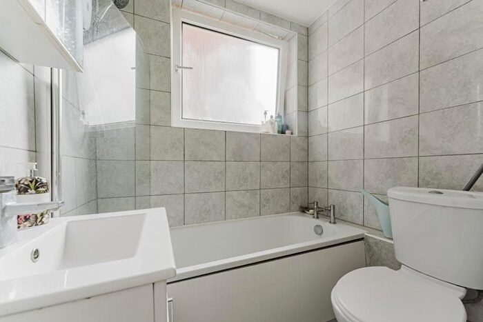 2 Bedroom Flat For Sale In Green Vale, W5