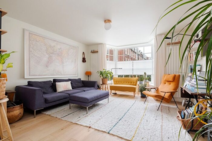 3 Bedroom Semi-Detached House To Rent In Braes Street, London, N1