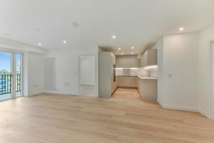 3 Bedroom Flat To Rent In Botanist House, Royal Victoria, London, E16