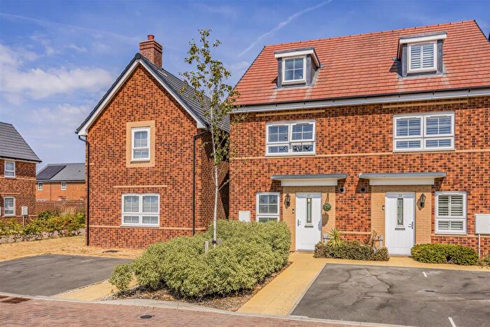 3 Bedroom Semi-Detached House For Sale In Forty Acres Way, Bedhampton, PO9