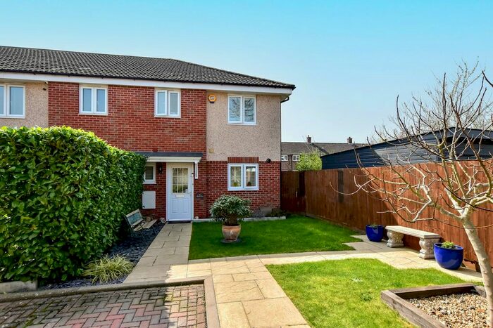 3 Bedroom End Of Terrace House To Rent In Glenrose Close, Slough, SL2