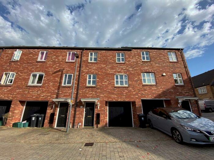 4 Bedroom Town House To Rent In Kings Drive, Bristol, BS34